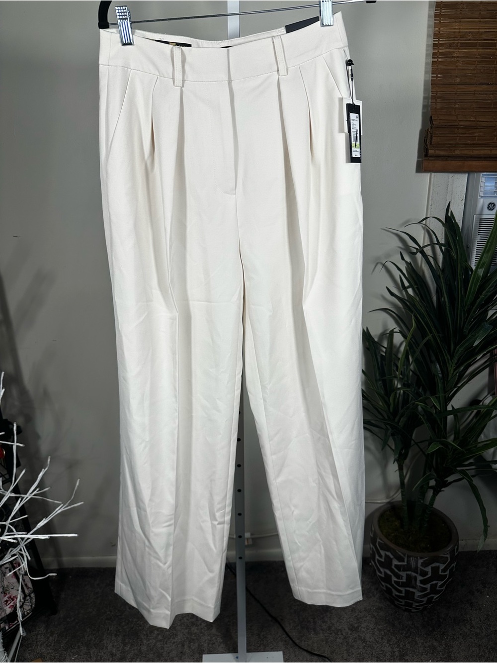 J124. Kenneth Cole- High-Rise Pleated Wide-Leg Pants - Cream